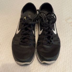 Black Nike running shoes size 9